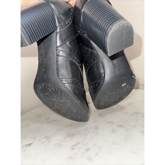 B25 Clarks Black Artisan Ankle Heel Eyelet Slip On WingTip Adjustable Strap 8 - Picture 5 of 7